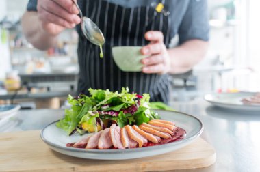 Şef ördek rostosu servis ediyor.