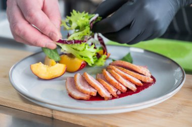 Şef ördek rostosu servis ediyor.