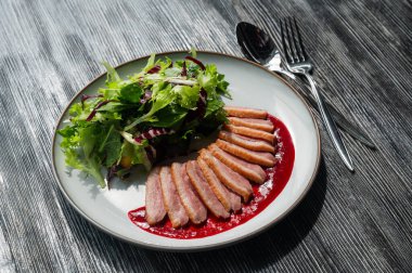 Kızarmış ördek bir tabakta parçalara ayrılmış.