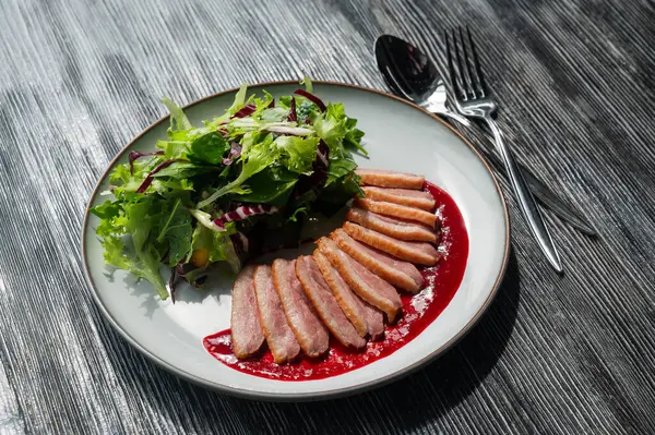 Kızarmış ördek bir tabakta parçalara ayrılmış.