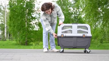 Beyaz kadın Jack Russell Terrier 'ı güvenli bir yolculuk için gemiden çıkarmış..