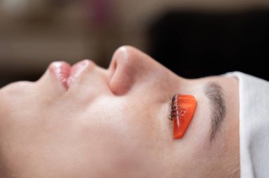 Beyaz kadın kirpik temizleme prosedüründen geçiyor.