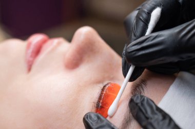 Beyaz kadın kirpik temizleme prosedüründen geçiyor.