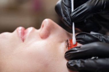 Beyaz kadın kirpik temizleme prosedüründen geçiyor.