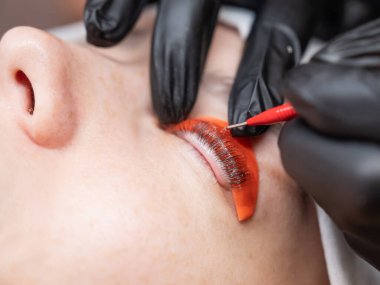 Beyaz kadın kirpik temizleme prosedüründen geçiyor.