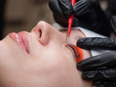 Beyaz kadın kirpik temizleme prosedüründen geçiyor.