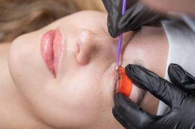 Beyaz kadın kirpik temizleme prosedüründen geçiyor.