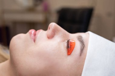 Beyaz kadın kirpik temizleme prosedüründen geçiyor.