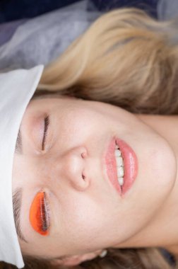 Beyaz kadın kirpik temizleme prosedüründen geçiyor.