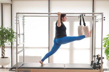 Reformcu Üzerinde Pilates Yapan Odaklanmış Kadın