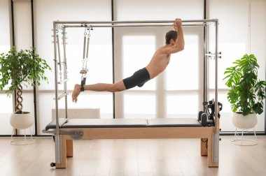 Bir adam yenilikçi bir makine üzerinde hava tatbikatları yapıyor.