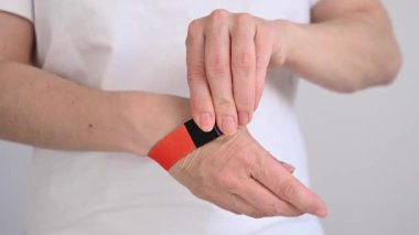 Çift taraflı bilezik. Kadın lgbt simgelerini gizler