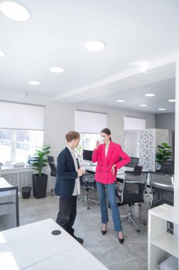 Meslektaşlar kahve içip iş arasında konuşurlar.