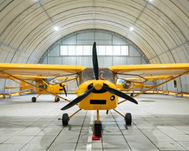 Sarı uçak, hangarda.