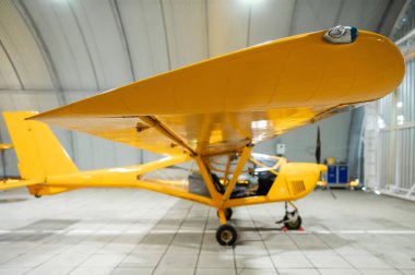Sarı uçak, hangarda.