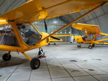 Sarı uçak, hangarda.