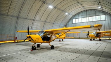 Sarı uçak, hangarda.