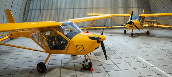 Sarı uçak, hangarda.
