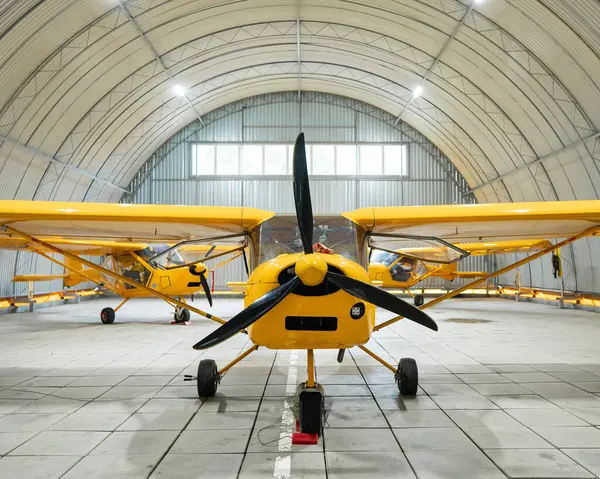 Sarı uçak, hangarda.