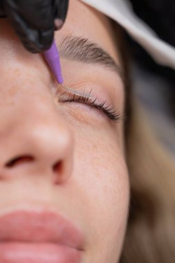 Salonda Profesyonel Kirpik Uzatma Uygulama Süreci