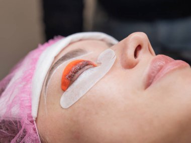 Profesyonelce kaplama ve kirpik boyama süreci.