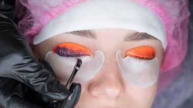 Profesyonelce kaplama ve kirpik boyama süreci.