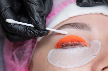 Profesyonelce kaplama ve kirpik boyama süreci.