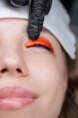 Profesyonelce kaplama ve kirpik boyama süreci.