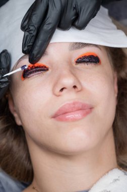 Profesyonelce kaplama ve kirpik boyama süreci.