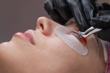 Beyaz kadın kirpik temizleme prosedüründen geçiyor.