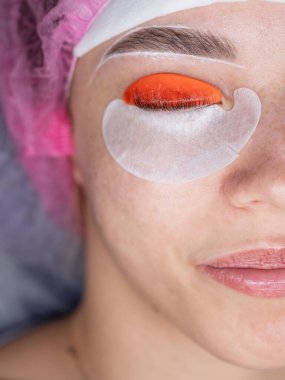 Kirpik kaplama prosedüründen geçen beyaz bir kadın. Üst görünüm