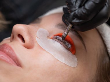 Beyaz kadın kirpik temizleme prosedüründen geçiyor.