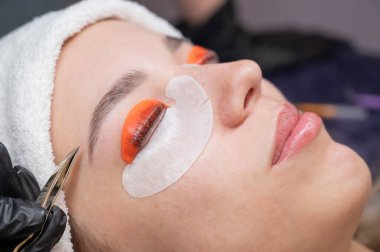 Beyaz kadın kirpik temizleme prosedüründen geçiyor.