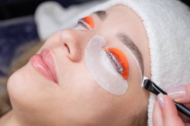 Beyaz kadın kirpik temizleme prosedüründen geçiyor.