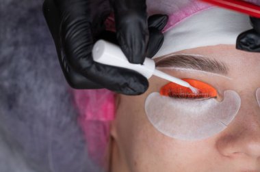 Beyaz kadın kirpik temizleme prosedüründen geçiyor.