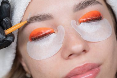 Beyaz kadın kirpik temizleme prosedüründen geçiyor.