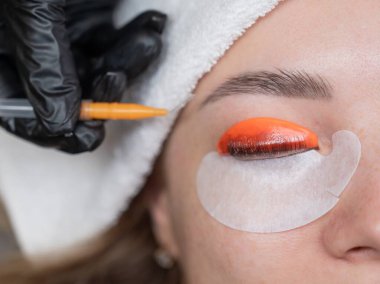 Beyaz kadın kirpik temizleme prosedüründen geçiyor.