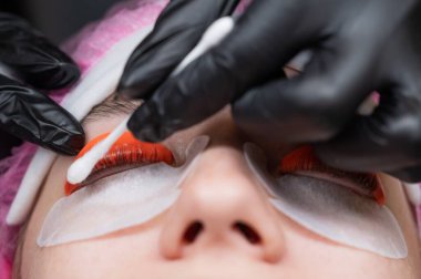 Beyaz kadın kirpik temizleme prosedüründen geçiyor.