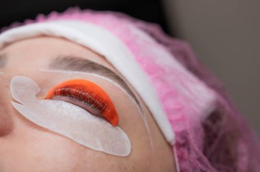 Beyaz kadın kirpik temizleme prosedüründen geçiyor.