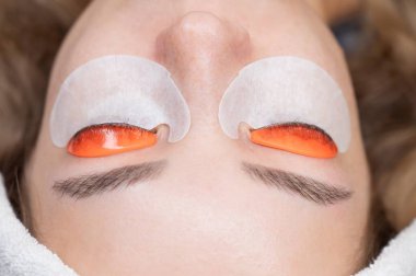 Kirpik kaplama prosedüründen geçen beyaz bir kadın. Üst görünüm