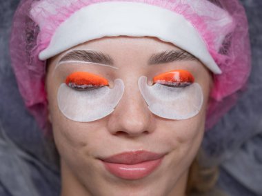 Kirpik kaplama prosedüründen geçen beyaz bir kadın. Üst görünüm