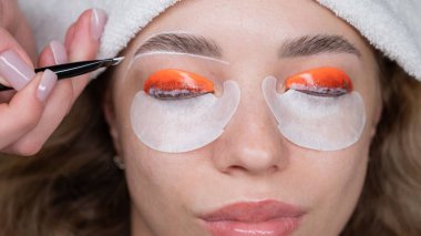 Profesyonelce katlama, kirpik boyama ve kaş boyama süreci.