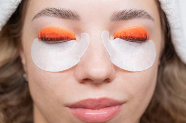 Kirpik kaplama prosedüründen geçen beyaz bir kadın. Üst görünüm