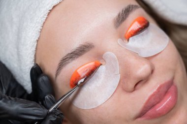 Beyaz kadın kirpik temizleme prosedüründen geçiyor.