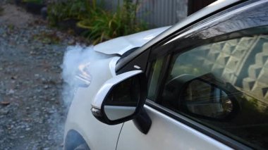 Duman arabanın kaputunun altından geliyor.