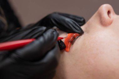 Beyaz kadın kirpik temizleme prosedüründen geçiyor.