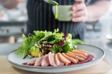 Şef ördek rostosu servis ediyor.