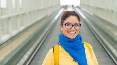 Bir gezginin üzerinde hareket eden bir kadının portresi.