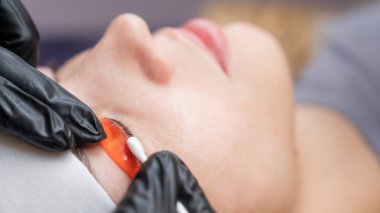 Beyaz kadın kirpik temizleme prosedüründen geçiyor.