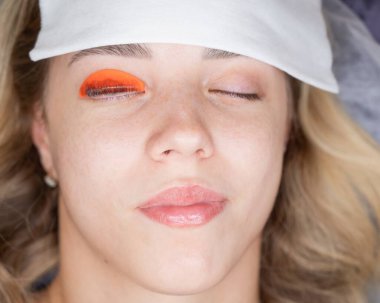 Beyaz kadın kirpik temizleme prosedüründen geçiyor.